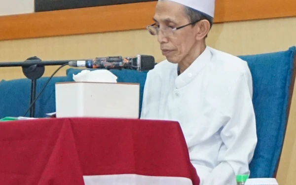 Thumbnail Berita - KH Zuhri Zaini Jelaskan Perbedaan Orang Dermawan dan Bakhil