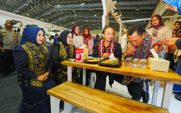 Thumbnail Berita - Kapolri Nikmati Kupi Khop di Stan Bhayangkari Aceh