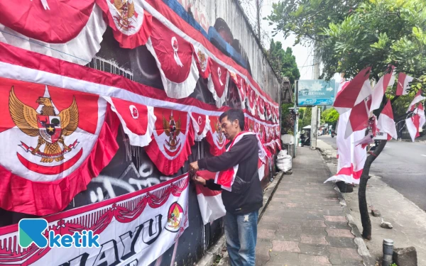 Thumbnail Berita - Pedagang Bendera Merah Putih dari Garut Mulai Padati Kota Batu Jelang Agustus