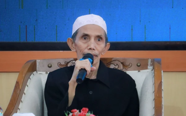 Thumbnail Berita - KH M Zuhri Zaini: Sifat Pelit Lebih Berat dari Kikir, Umat Islam Harus Suka Berbagi