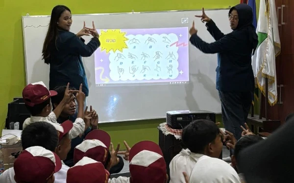Thumbnail Berita - Mahasiswa PKM UB Ajarkan Bahasa Isyarat di SDN 3 Randuagung, Ini Tujuannya