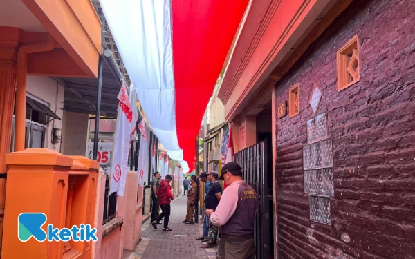 Semarakkan Agustusan, Warga RT 05 Bareng Kota Malang Bentangkan Bendera Sepanjang 80 Meter