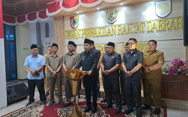 Thumbnail Berita - Krisis Distribusi BBM di Jember, Bupati Fawait Terapkan Sekolah Daring dan Sebagian ASN WFH Sementara