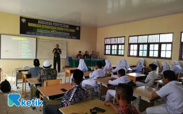 Thumbnail Berita - TNI Bekali Siswa SMA 1 Bambel dengan Wawasan Kebangsaan Lewat Kegiatan TMMD
