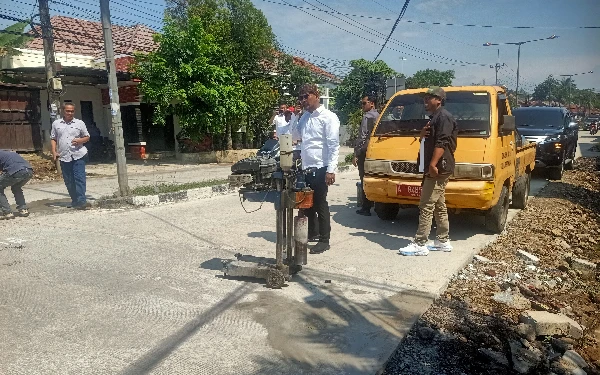 Thumbnail Berita - DPUPR Lebak Lakukan Pengambilan Sampel di Jalan Siliwangi