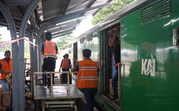 Thumbnail Berita - KAI Daop 9 Jember Bantah Distribusi BBM Gunakan KA Logistik, Sebut Video Viral Menyesatkan
