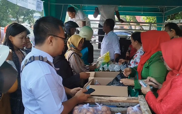Thumbnail Berita - Gandeng Diskopukmperindag, KKI Kota Mojokerto Gelar Operasi Pasar Murah