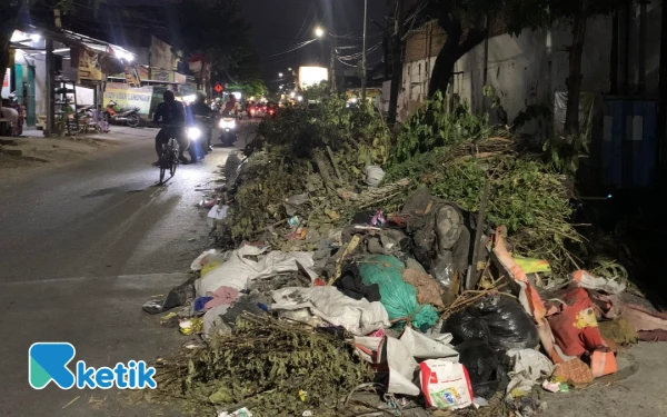 Menjelang Agustusan Sampah Menumpuk di Jalan Jolotundo Surabaya