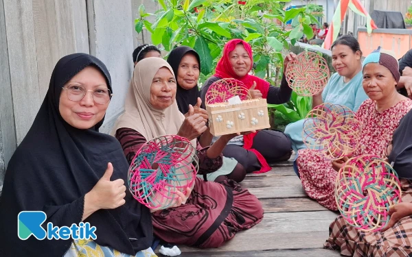 Dampingi Wabup Halsel Kunker, Mardiana Helmi Bersua Ibu-Ibu PKK Pulau Gala