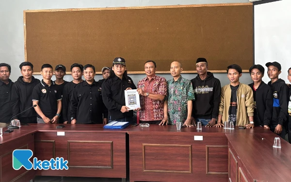 Thumbnail Berita - PSHT Cabang Sampang Serahkan Pembaruan Legalitas ke Bakesbangpol