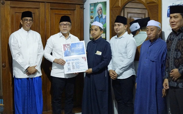 Zulkifli Hasan Sambangi Ponpes Al Utsmani, Isyarat Gus Baqir Jadi PAN Bondowoso?