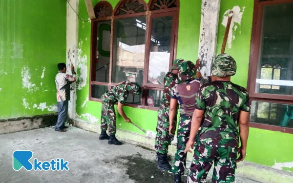 Thumbnail Berita - Satgas TMMD Reguler Ke-125 Kodim 0108/Agara Bersama Warga Mengecat Masjid Nurul Yakin