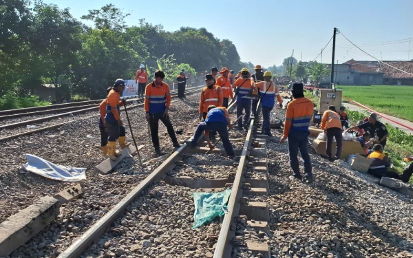 Thumbnail KA Pandalungan Telat Hampir 14 Jam Akibat Anjloknya Argo Bromo Anggrek di Subang