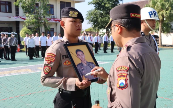 Thumbnail Berita - Anggota Polres Batu Dipecat karena Langgar Kode Etik   ‎