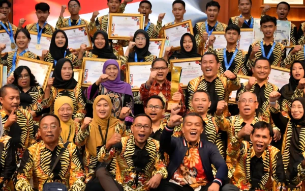 Thumbnail Berita - Kontingen Jatim Raih Juara Umum di LKS 2025, Kadindik Beri Apresiasi