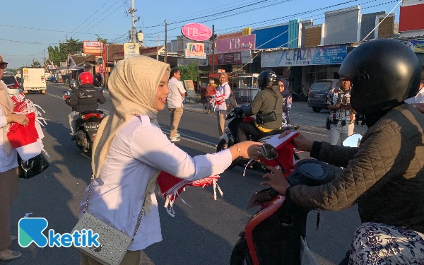 Thumbnail Berita - DPC Gerindra Kabupaten Blitar Bagikan Ratusan Bendera Merah Putih