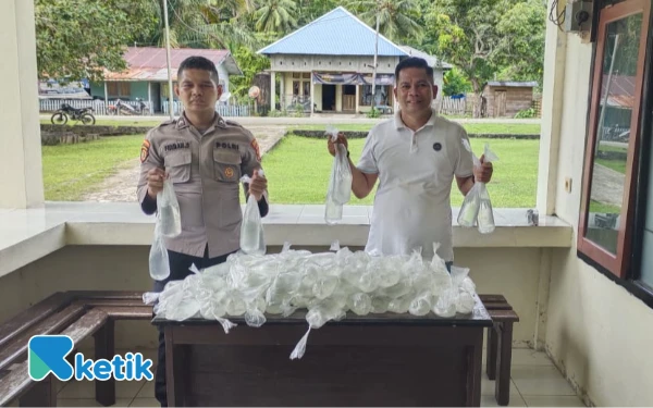 Thumbnail Berita - Polsek Gane Barat Gagalkan Penyelundupan 120 Kantong Miras Cap Tikus di Pelabuhan Ferry Saketa