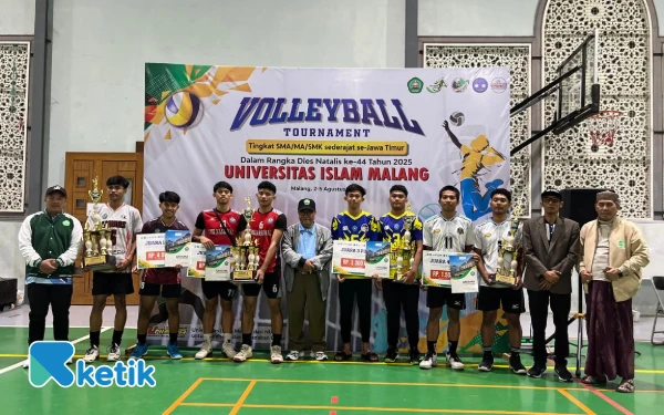 Thumbnail Rektor Unisma Tutup Turnamen Bola Voli Antar SMA se-Jatim, Juara Raih Bonus Potongan UKT