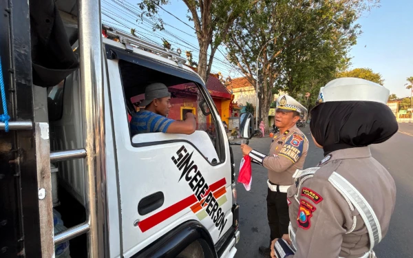 Thumbnail Berita - Polres Tuban Bagi-Bagi Bendera Merah Putih Bagi Pengguna Jalan