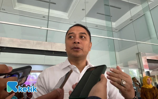 Thumbnail Berita - Wali Kota Surabaya Eri Cahyadi Tegas, Merah Putih Tak Boleh Dibandingkan dengan Bendera Apa Pun