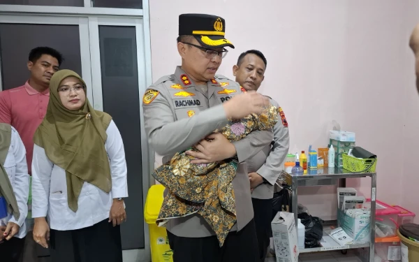 Thumbnail Misteri Penemuan Bayi Perempuan di Sijeruk, Kapolres Pekalongan Turun Langsung Berikan Bantuan