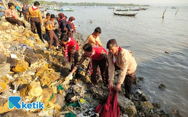 Thumbnail Berita - Pantai Suramadu Kini Lebih Bersih! Aksi Heroik Pramuka Surabaya Bikin Bangga