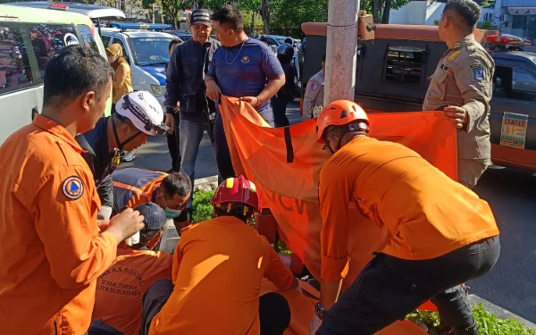 Thumbnail Berita - Pemotor Tewas di Ahmad Yani Surabaya Usai Hindari Pikap Memotong Jalan