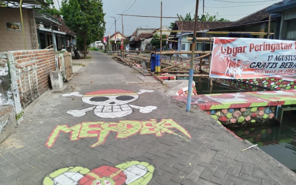 Thumbnail Berita - Mural One Piece Hiasi Pinggir Sungai di Mojokerto, Dekat dengan Dapur MBG