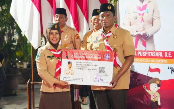 Ulang janji Jelang Peringatan Hari Pramuka Ke-64, Ketua Mabicab Kota Mojokerto Serahkan Kartu Anggota ke Forkopimda