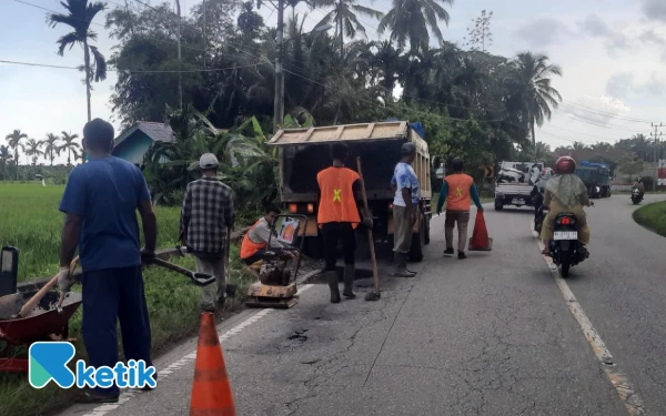 Proyek Tambal Sulam Jalan Nasional di Abdya Sempat Dibiarkan, Kini Diaspal Hotmix