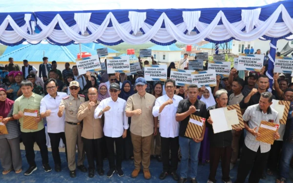 Thumbnail Berita - Menteri Transmigrasi Serahkan Sertifikat Tanah Relokasi Rempang Eco-City di Batam