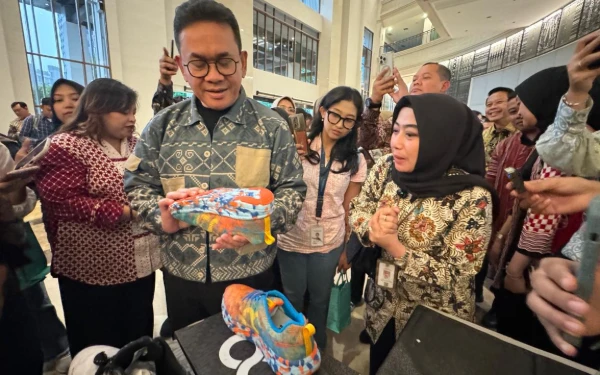 Thumbnail Berita - Tampil di Jakarta Muslim Fashion Week, Sepatu Awake asal Mojokerto Dipromosikan Menteri Perdagangan
