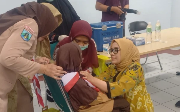 Ketua PKK Kota Surabaya Tinjau Langsung Bulan Imunisasi Anak Nasional di MI MAS