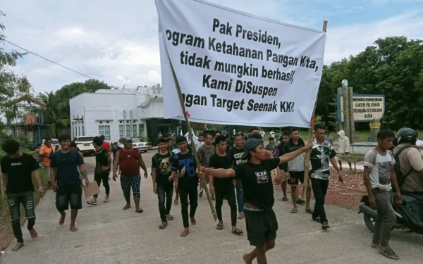 Thumbnail Berita - Izin Berlayar Dicabut, Nelayan Geruduk Kantor Syahbandar Perikanan Barelang