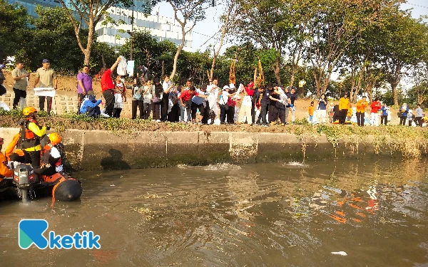 Thumbnail Berita - 10 Ribu Ekor Ikan Grass Carp Dilepas, Relawan Tunas Hijau Bersihkan Bantaran Sungai Jagir