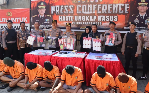 Thumbnail Polres Bondowoso Bongkar 7 Kasus Narkoba dan Obat Terlarang, 9 Orang Diciduk