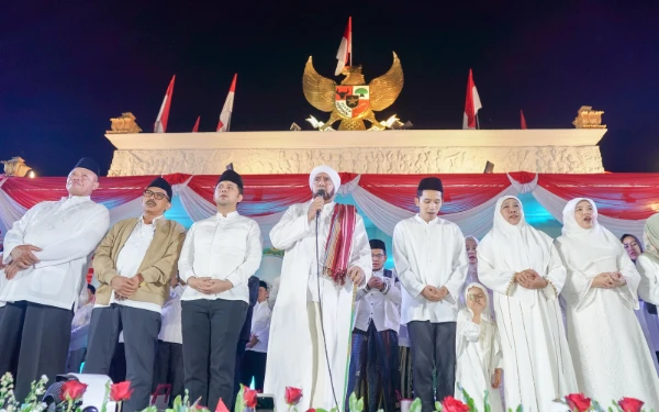 Khusyuk! Khofifah dan Ribuan Warga Jatim Gelar Zikir dan Sholawat Syukuran 80 Tahun Kemerdekaan RI