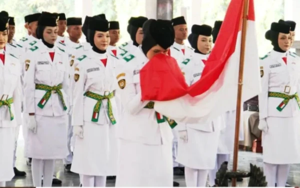 75 Anggota Paskibraka Pemalang Resmi Dikukuhkan Bupati Anom Widiyantoro