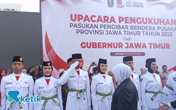 Khofifah Kukuhkan 76 Paskibraka Jatim, Pesan Haru Mengiringi Prosesi Sakral di Grahad