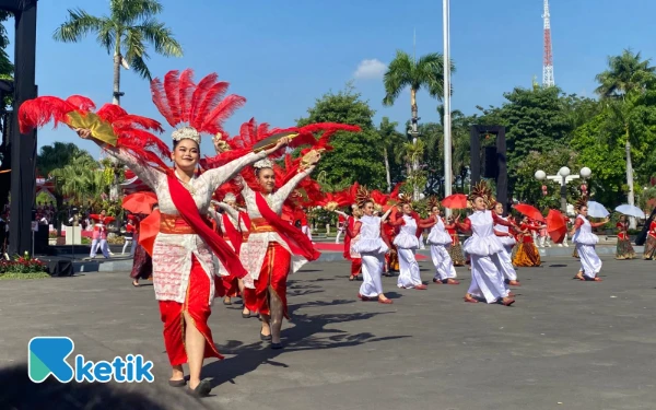 Thumbnail Berita - [FOTO] Meriahnya Penampilan Budaya di Momen HUT Ke-80 RI di Balai Kota Surabaya