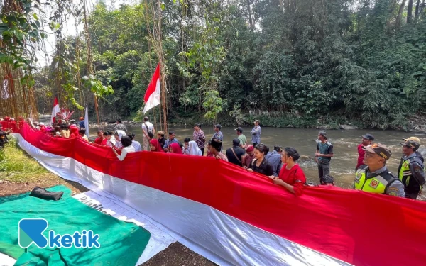 Bendera Merah Putih 80 Meter Terbentang di Sepanjang Sungai Brantas