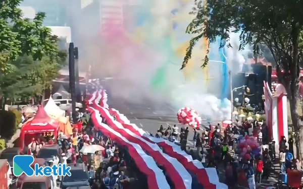 Thumbnail Berita - BANGGA! Jahit dan Bentangkan Merah Putih 14,9 Km, Pelajar Jatim Pecahkan Rekor Dunia