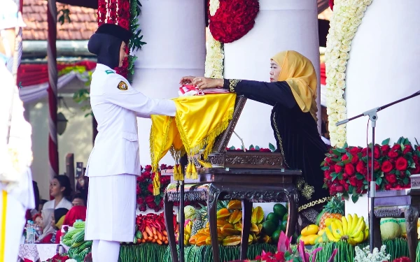 Thumbnail ANGGUN! Jadi Inspektur Upacara HUT Ke-80 RI, Gubernur Khofifah Kenakan Baju Adat