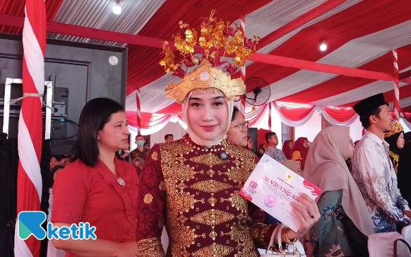 Thumbnail Berita - Semarak Upacara HUT Ke-80 RI di Grahadi! Dihadiri Ribuan Warga, Influencer Hingga Bule Prancis