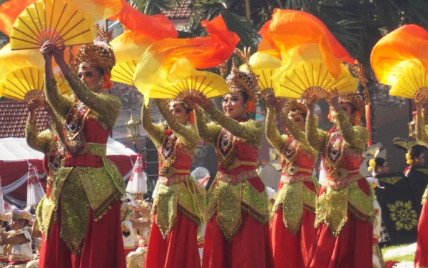 Drama Tari Kolosal Tribhuwana Tunggadewi Semarakkan HUT ke-80 RI di Grahadi Surabaya