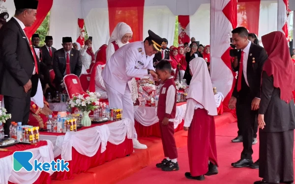 Dua Bocah SD Menyisipkan Semangat Kecil di Upacara Besar Halmahera Selatan