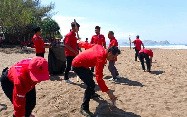 Thumbnail Berita - Pilih Pantai Watu Ulo sebagai Upacara Kemerdekaan, Kader PDI-P Jember Gelar Bersih-bersih Pantai