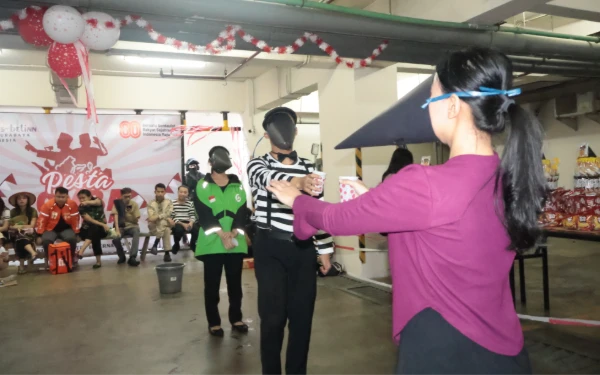 Thumbnail Berita - Kostum Profesi Semarakkan Pesta Lomba Kemerdekaan di Swiss-Belinn Manyar Surabaya