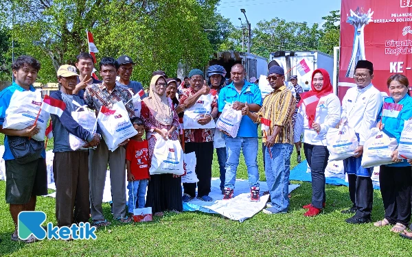 Thumbnail Berita - Sembako Gratis di HUT ke-80 RI, SNI Cilacap dan PPSC Bagikan 1.100 Paket ke Warga dan Nelayan