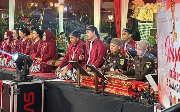 Thumbnail Berita - Gamelan Adhyaksa Sekar Laras Kejari Kota Madiun Meriahkan Pentas Wayang Kulit HUT Ke-80 RI